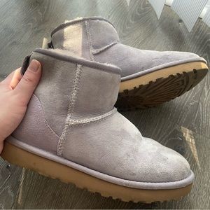 UO LILAC UGG MINI SIZE 6